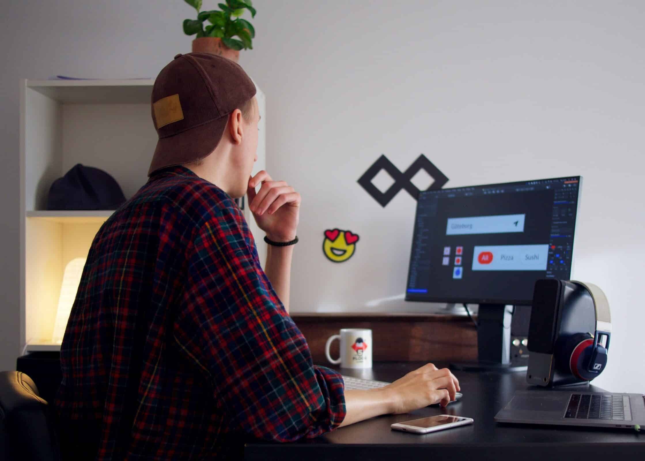 Webmaster freelance travaillant sur un ordinateur portable, illustration des débuts d'une activité freelance WordPress
