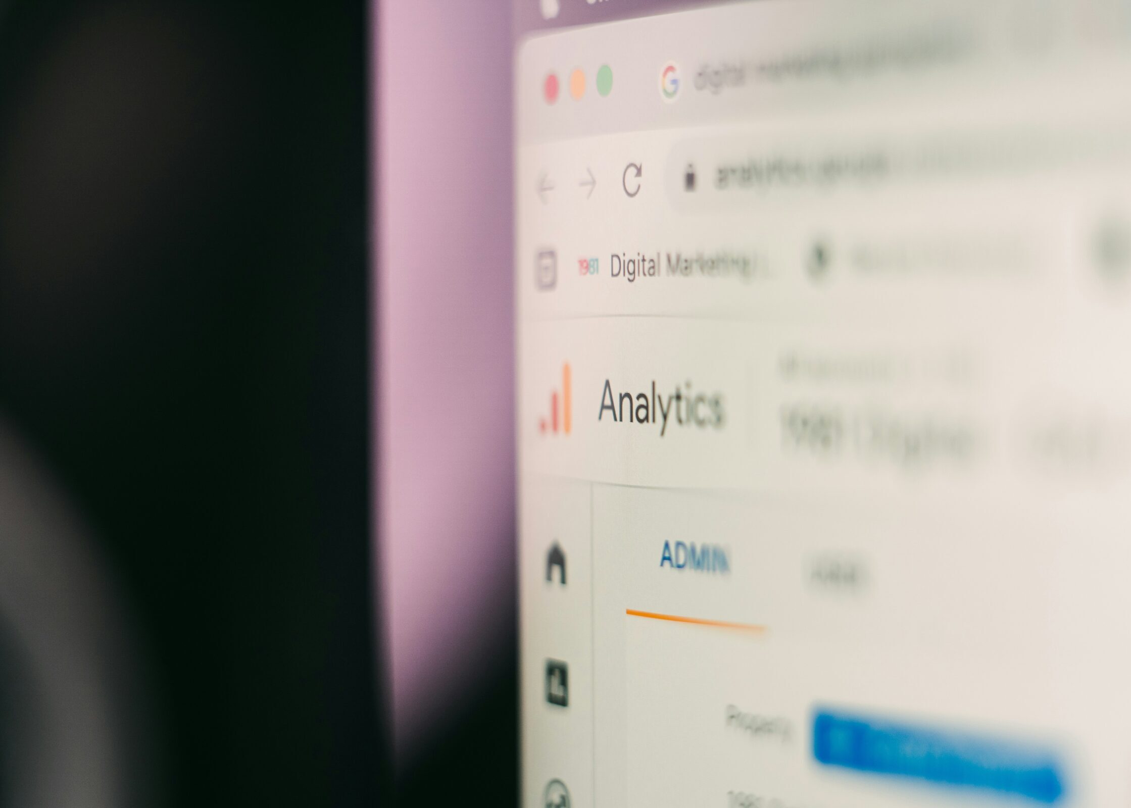 Tableau de bord d'analyse SEO affichant des statistiques de trafic et de mots-clés sur un écran d'ordinateur